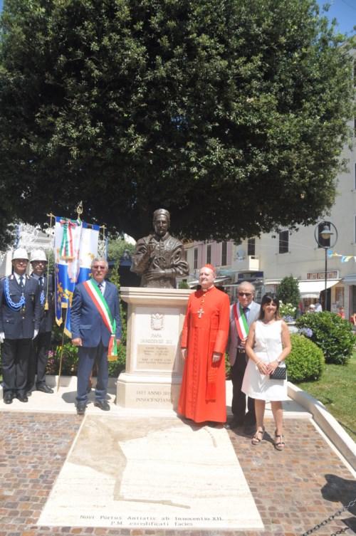 foto sindaco monumento papa innocenzo XII