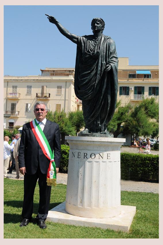 Statua Nerone con Sindaco