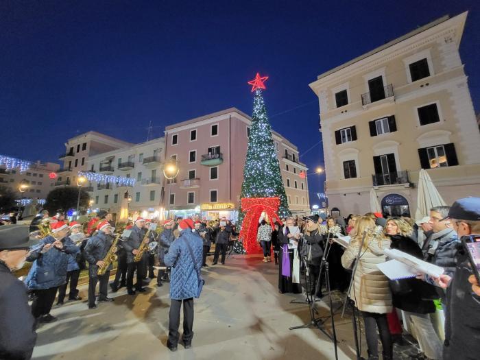 Natale 2023solenne accensione dell'albero in Piazza Pia Comune di Anzio