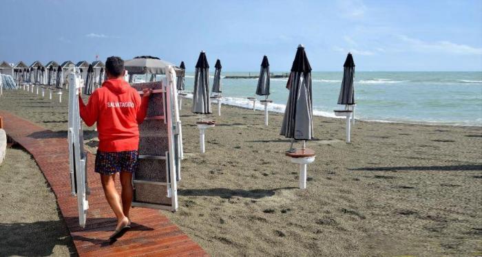 spiaggia e bagnino