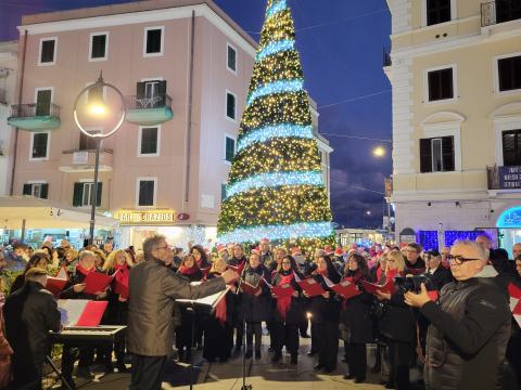 La corale all'accensione dell'albero nel 2024