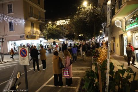 Le luminarie in via Gramsci (Si ringrazia per la foto Francesco Di Ruocco"