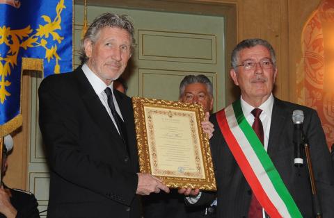 Il sindaco Luciano Bruschini e Roger Waters il giorno del conferimento della cittadinanza onoraria, nel 2014