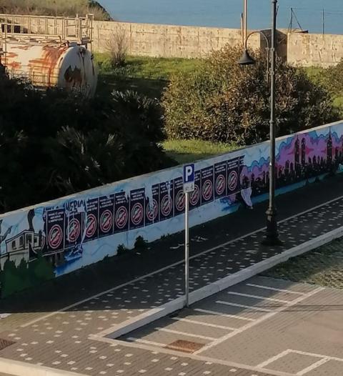 I manifesti che hanno coperto parte del murale