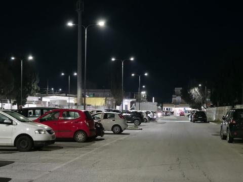 Il piazzale illuminato dopo l'intervento