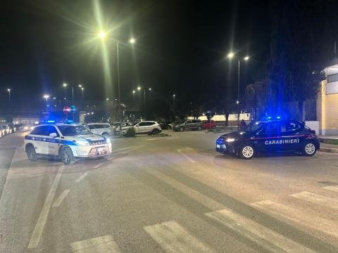 Carabinieri e Polizia locale nel piazzale della stazione di Lavinio