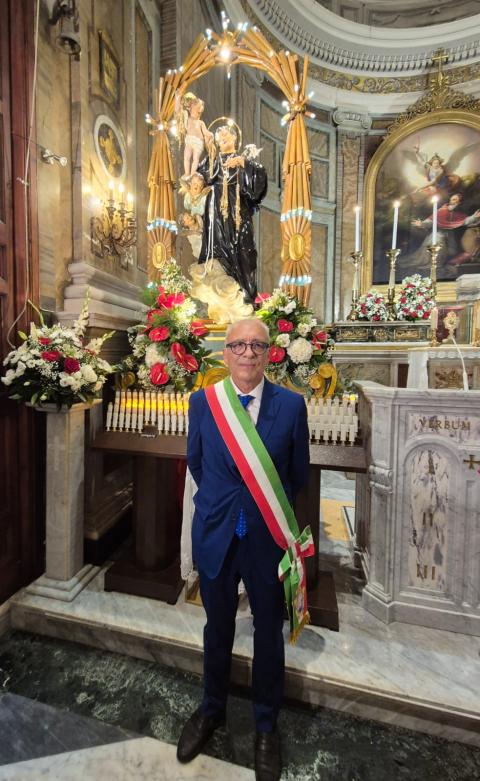 Il sindaco sotto la statua del Santo