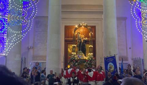 Il Santo mentre esce dalla Chiesa