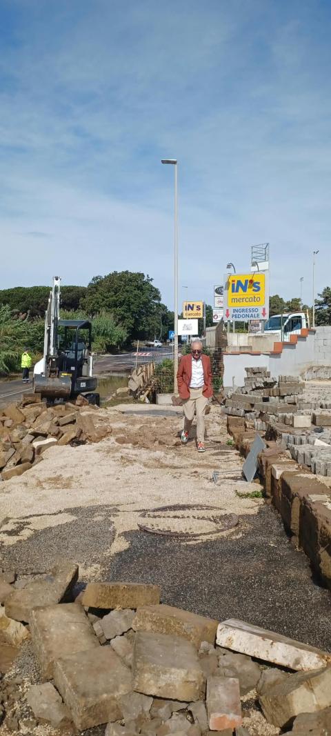 Il sindaco a Lavinio, dov'è crollato un muro privato