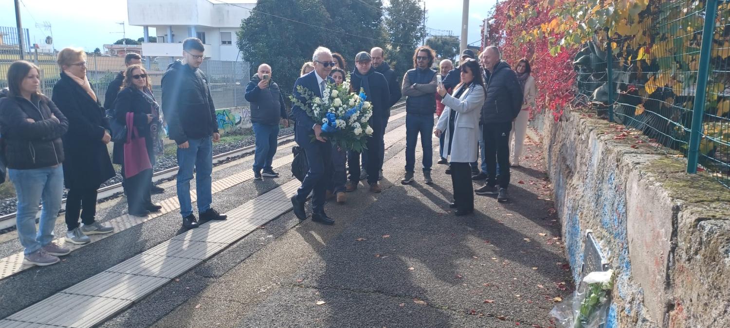 Deposizione di una corona in ricordo di Francesco Scerbo alla stazione di Villa Claudia