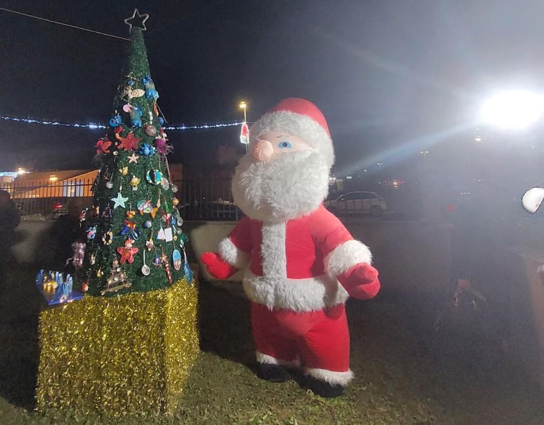 La mascotte di Babbo Natale durante le accensioni degli alberi