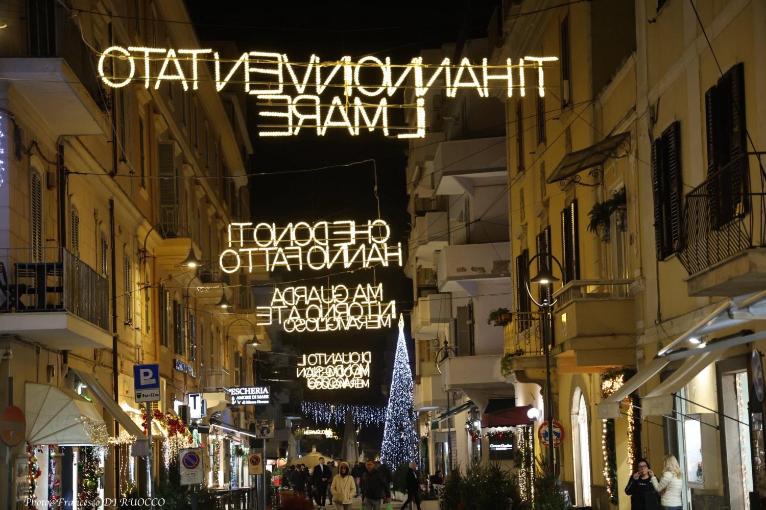 Le luminarie in via XX settembre (Si ringrazia per la foto Francesco Di Ruocco"
