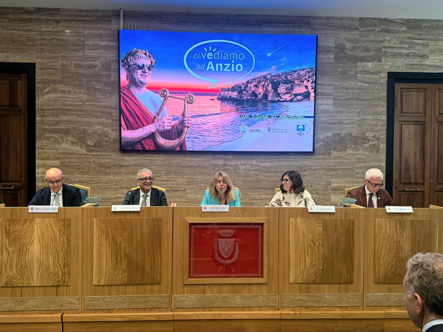 Il tavolo della presentazione
