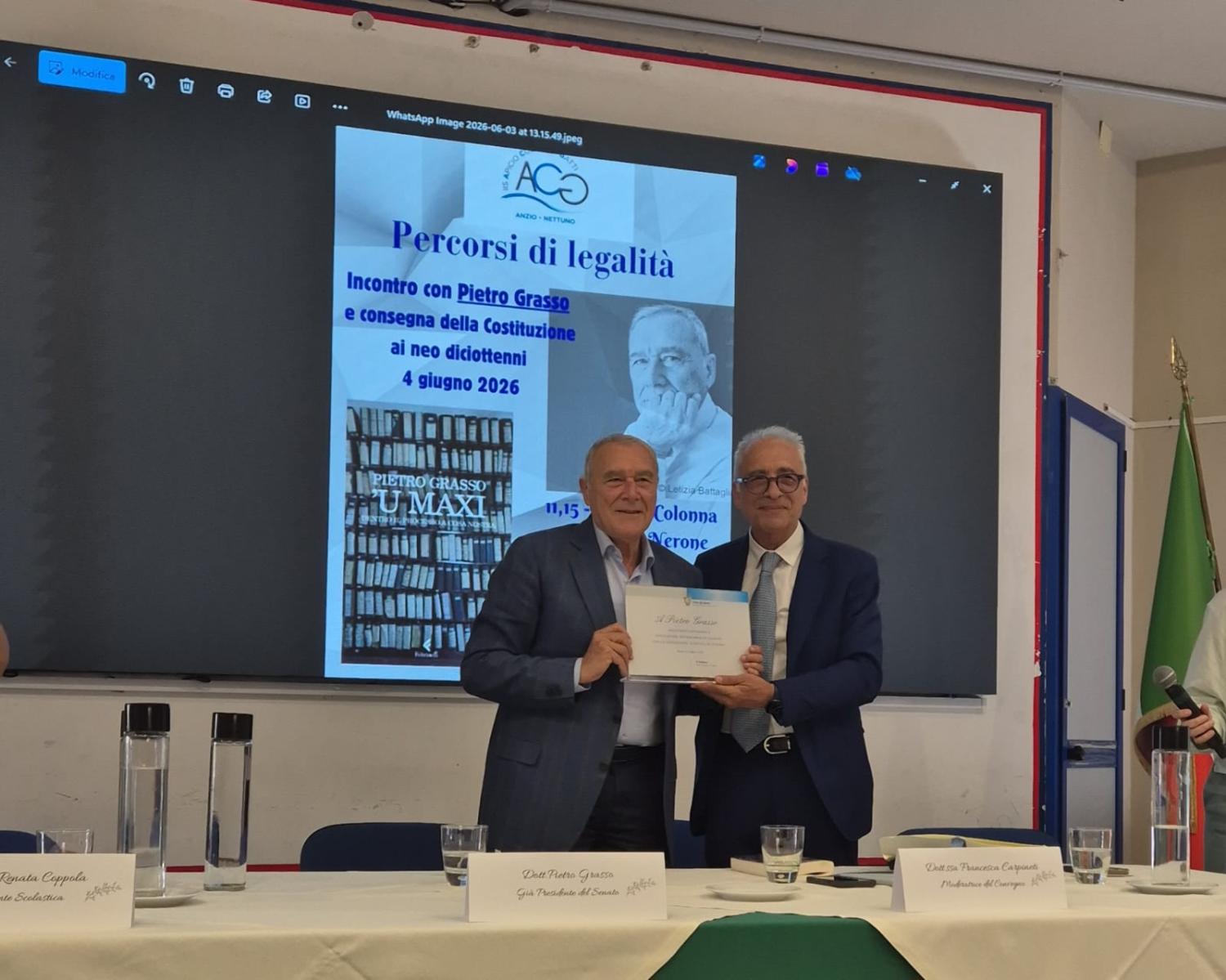 La targa consegnata dal sindaco a Pietro Grasso