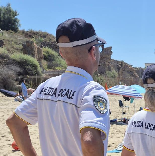 La Polizia locale sulla spiaggia delle Grotte di Nerone