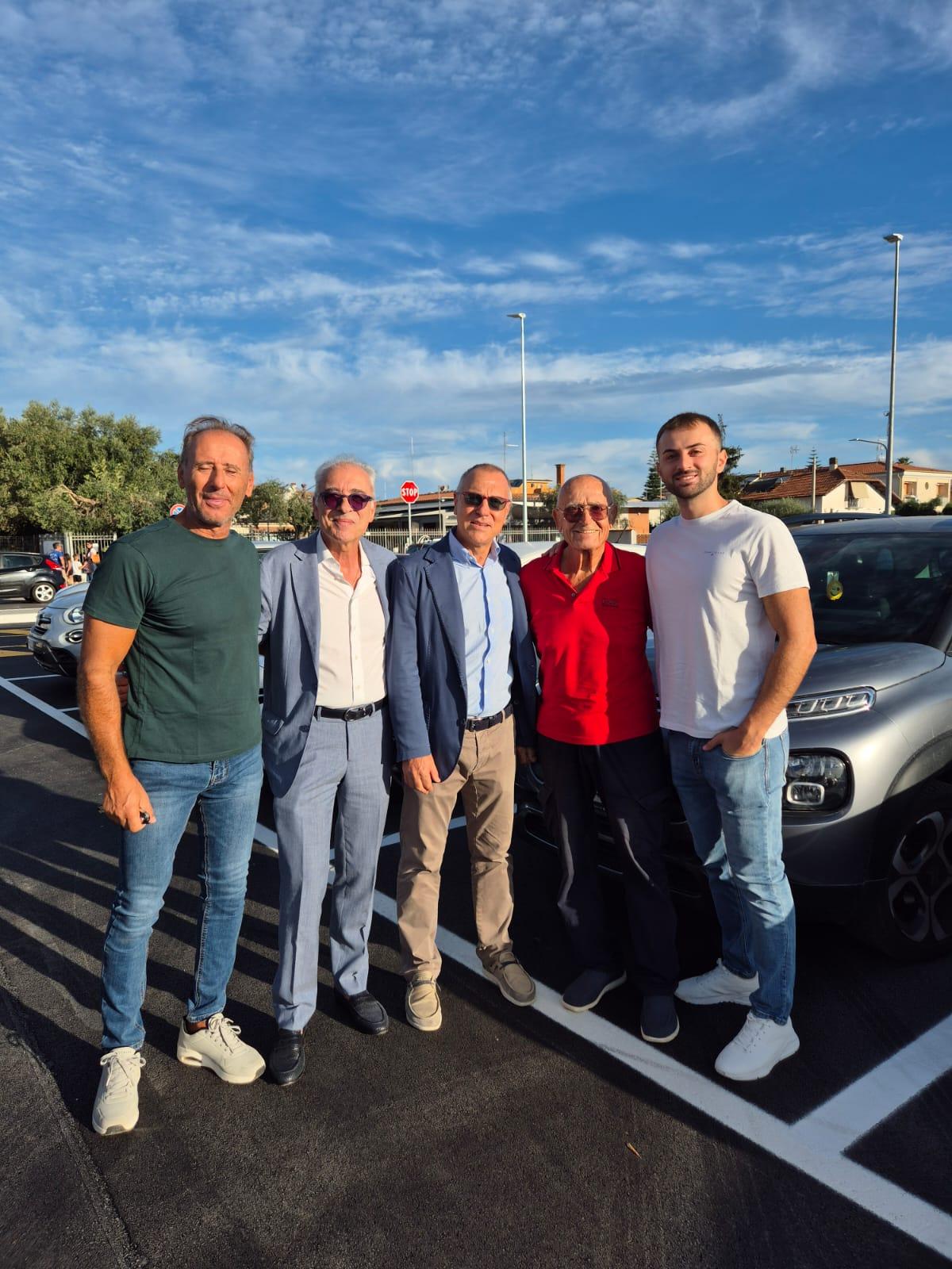 Il sindaco Aurelio Lo Fazio e il vice, Pietro Di Dionisio, con la famiglia Marchetti